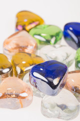 Glasherzchen in Nahaufnahme - Symbolfoto für Liebe