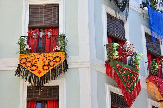 Balc&oacute;n de Andaluc&iacute;a decorado con motivo de las fiestas de la ciudad