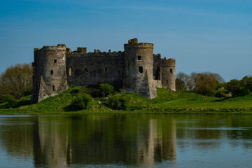 Fototapeta na wymiar castle on the side of a lake