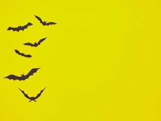 Obraz premium Halloween decorations, bats on a yellow background