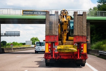 convoi exceptionnel transportant une grue sur l'autoroute