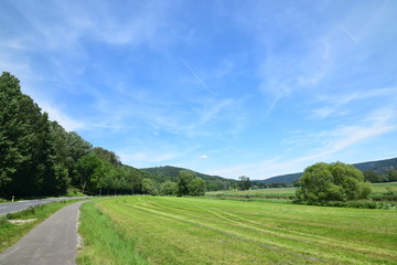 Fototapeta na wymiar Fahrradweg an der Oberweser