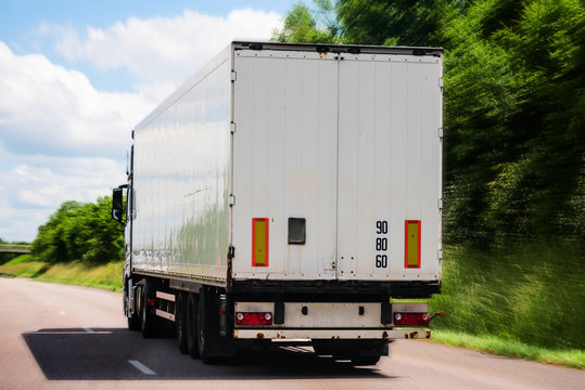 camion roulant sur l'autoroute en gros plan