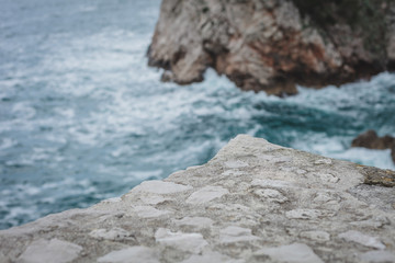 Festungsmauer im Vordergrund Felsen und Meer im Hintergrund Dubrovnik Kroatien