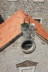 Kreuz auf rotem Dach in Dubrovnik Altes Bauwerk in Kroatien