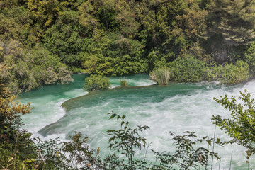 Wasserfall flie&szlig;t auf Kaskaden Krka Nationalpark in Kroatien Skradin Wasserf&auml;lle