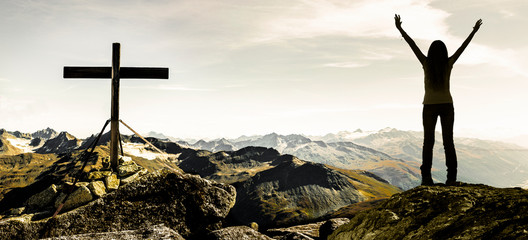 glückliche frau am Gipfelkreuz