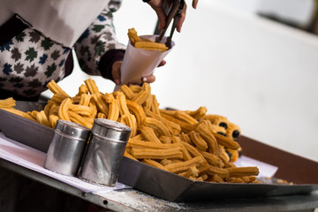 Al mercato di Lanzarote vengono serviti i tipi churros spagnoli - Isole Canarie © AntonioFederico