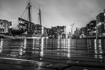 HafenCity bei Nacht und Regen