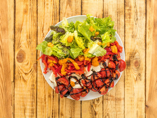 Der bunte Sommer Salat ist einfach köstlich