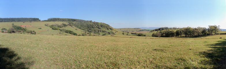 Obraz premium Fundo panoramico com vales, colinas e relva verde