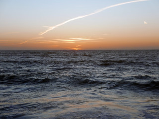 cielo arancione al tramonto del sole nel mare scuro