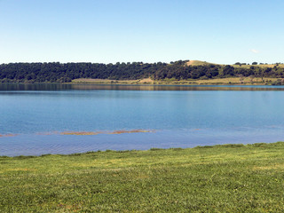 tranquilla e rilassante vista del Lago di Martignano in Italia
