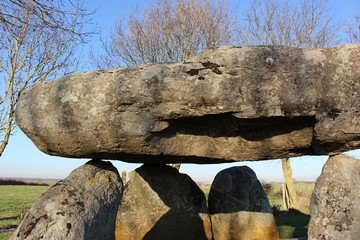 Dolmen en vendée : Pierre levée de la cour du Breuil