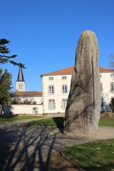 Menhir du camp de César (Avrillé, Vendée)