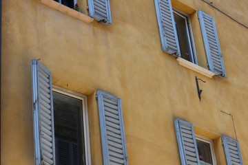 Fototapeta na wymiar Open windows in Urbino, Italy