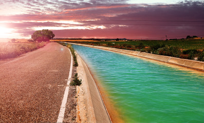 Infraestructuras para agricultura y servicios rurales. Canal de gua para regadío de campos.