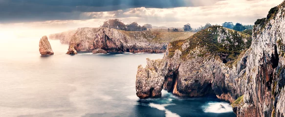 Crédence de cuisine en verre imprimé Atlantic Ocean Road Paisaje dramático de tormenta en los acantilados.Acantilados del infierno en Asturias,España.