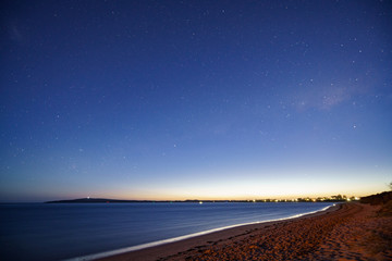 Sterne in der Nacht über dem Strand von Newhaven auf Phillip Island in Victoria Australien