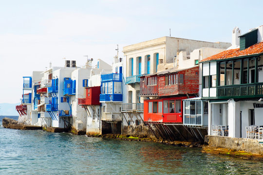In Mykonos, the district of Alefkandra, nicknamed the Little Venice, is made up of high houses, some of the 18C, whose rear opens on corbelled loggias overlooking the sea