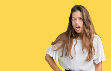 Obraz premium Young beautiful brunette business woman over isolated background afraid and shocked with surprise expression, fear and excited face.