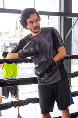 hombre entrenando en gimnasio de box