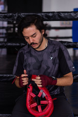 hombre entrenando en gimnasio de box