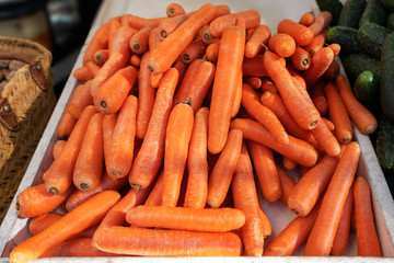 zanahorias carlotas en puesto de mercado, exterior