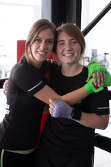 mujeres amigas entrenando con guantes sacos de entrenamiento en gimnasio entrenador