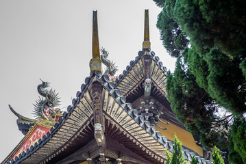 Obraz premium Detail of a Buddist temple in Wenzhou in China, lantern, roof and dragons - 3
