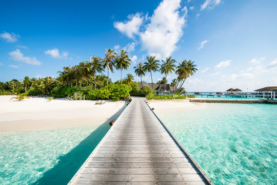 Fototapeta Letnie wakacje na tropikalnej wyspie z piękną plażą i palmami