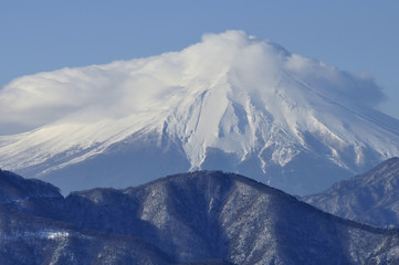 Fototapeta na wymiar 雲被る富士山