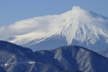 Fototapeta na wymiar 雲被る富士山
