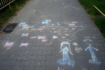 rysunki dzieci na chodniku na poznańskim osiedlu - 274324513