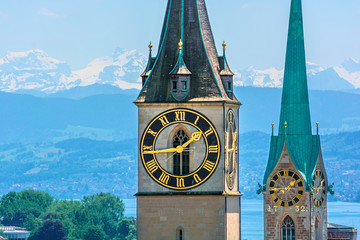 Fototapeta Saint Peter and Fraumünster Church in Zurich (Switzerland) in front of lake Zurich and the Swiss Alps obraz