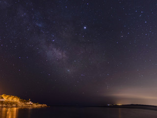 Fototapeta na wymiar Celo estrellado y via lactea en una fotografia nocturna de la Costa Brava , Cataluña, España