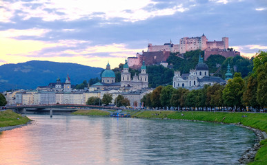 Obraz premium Salzburg panoramę z fortecą o zmierzchu