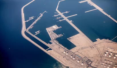Fotobehang Luchtfoto van olieraffinaderij en tankers die langs de kust van Qatar worden geladen. © Wollwerth Imagery