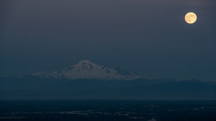Fototapeta na wymiar Full Moon at night over Mount Baker