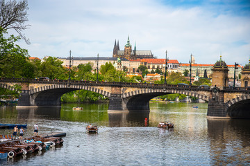 Obraz premium Rzeka Wełtawa przepływająca przez miasto Praga w Czechach