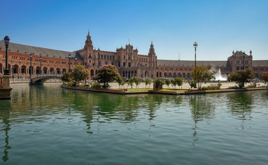 Fototapeta premium Overview of the Plaza de España in Seville from the water channel
