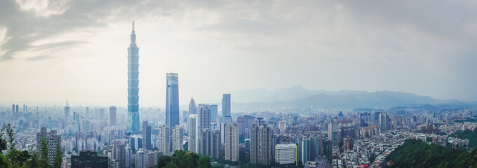 Fototapeta premium Panoramiczny piękny krajobraz i pejzaż budynku i architektury Taipei 101 w panoramie miasta o zachodzie słońca na Tajwanie