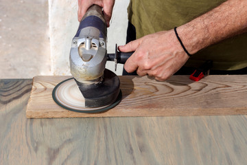 Eccentric grinding machine in the hands of a man