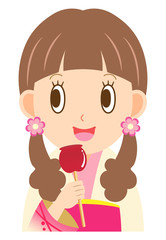 浴衣を着てりんごあめを持った女性