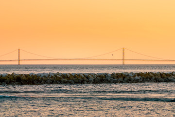 Obraz premium The Mackinac Bridge during a golden sunset on a beautiful summer day on Mackinac Island Michigan