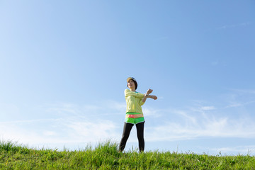 ストレッチをする女性