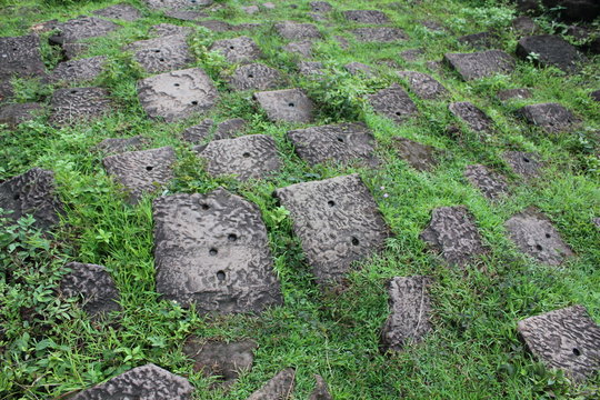苔むした石畳