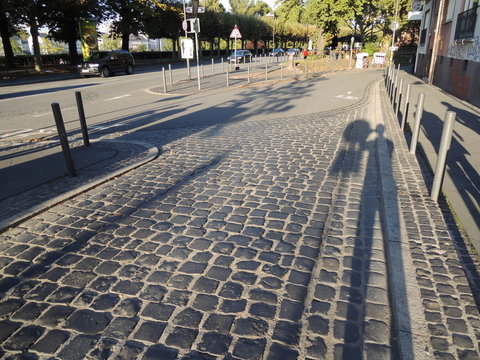 石畳の道路と影
