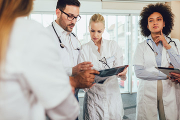 Group of medics discuss x-ray scan