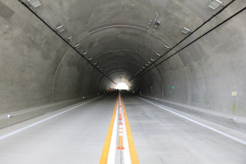 トンネル内部の風景/開通前の高速道路